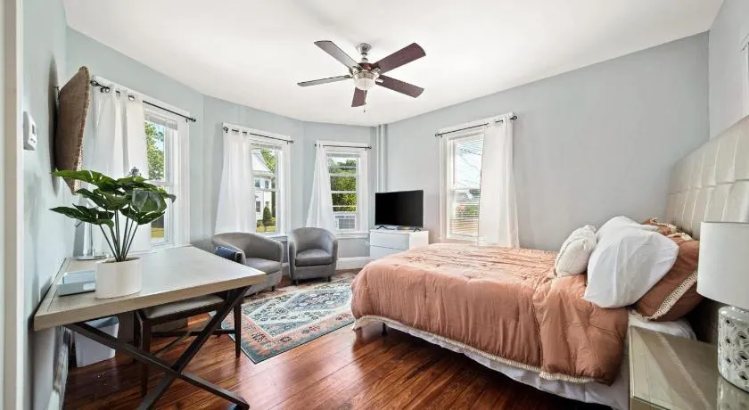 Cozy Up in 5BR Apt Near Charming Oak Square - Image 1