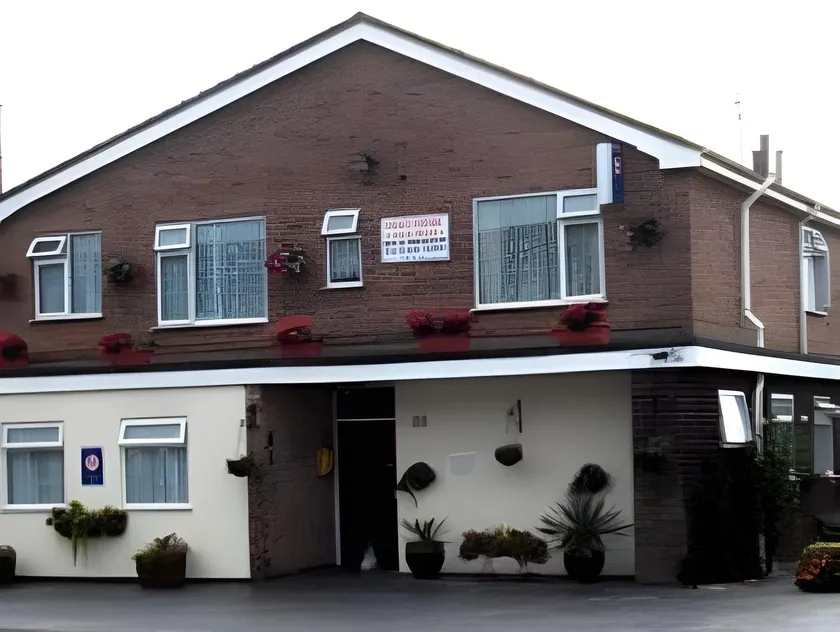 Holcombe Guest House - Image 1
