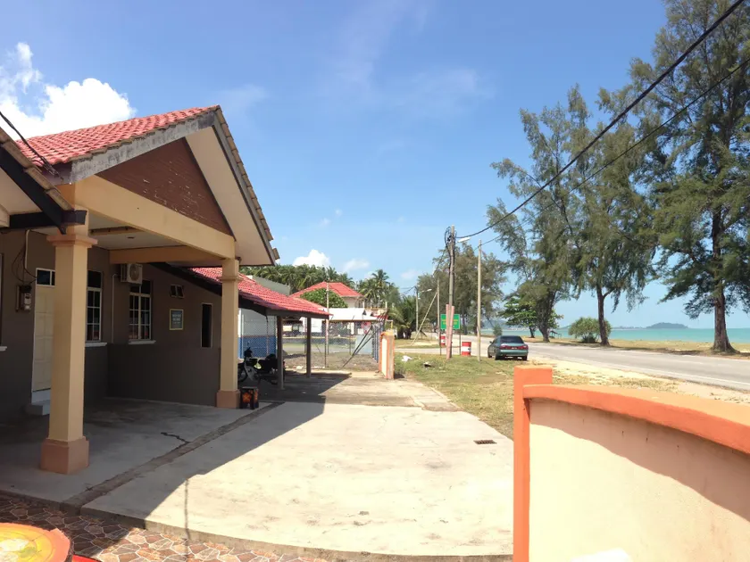 Anggun Beach Guest House Dungun - Image 1