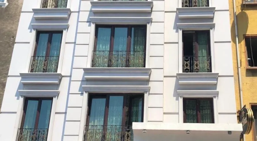 The Port Hotel - Image 1