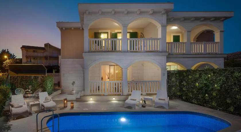 Villa Authentica with Heated Pool - Image 1
