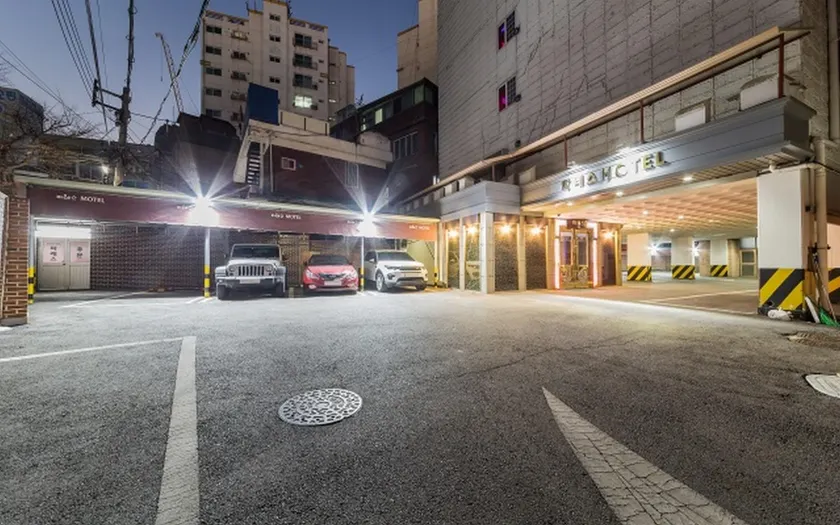 Suyu Palace Hotel - Image 1