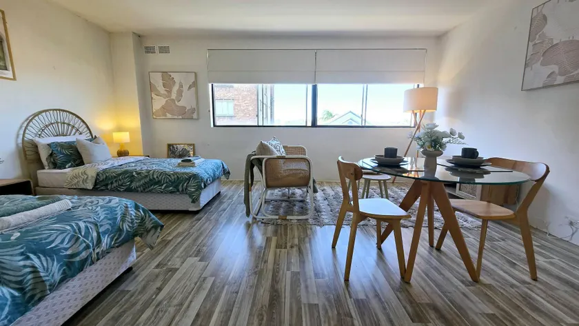 Spacious City Pad with Pool and Spa - Image 1
