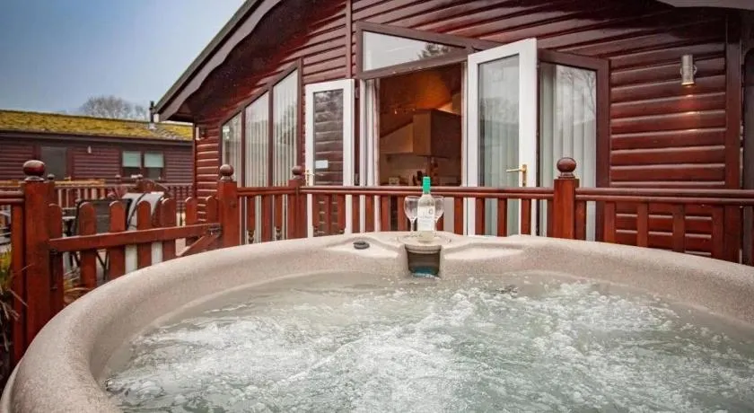 Lakeside 1, White Cross Bay, mid way between Ambleside and Windermere with hot tub - Image 1