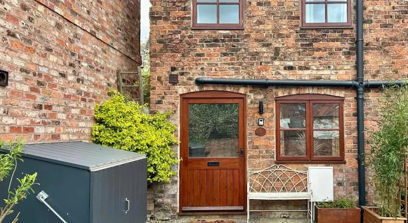 1 Bed cottage town centre free private parking cycle store Boroughbridge - Image 1