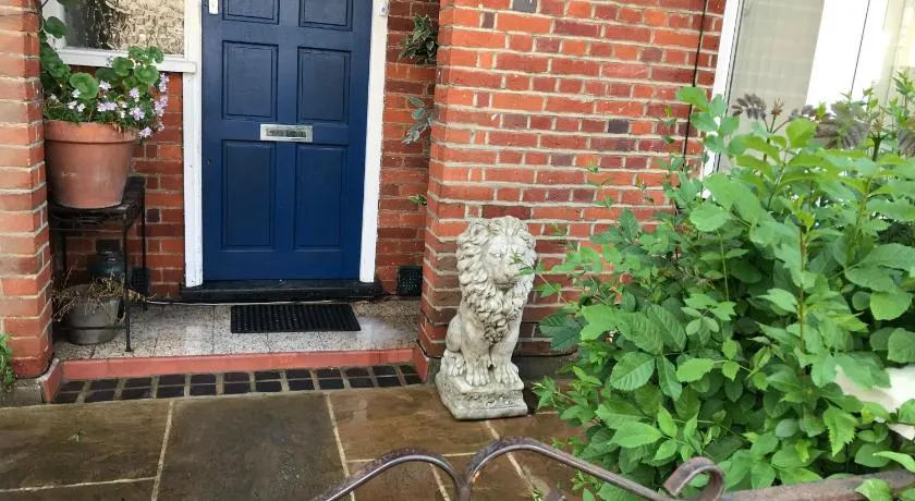 Parking up 2cars 4 Bedrooms House in St Albans City - Image 1