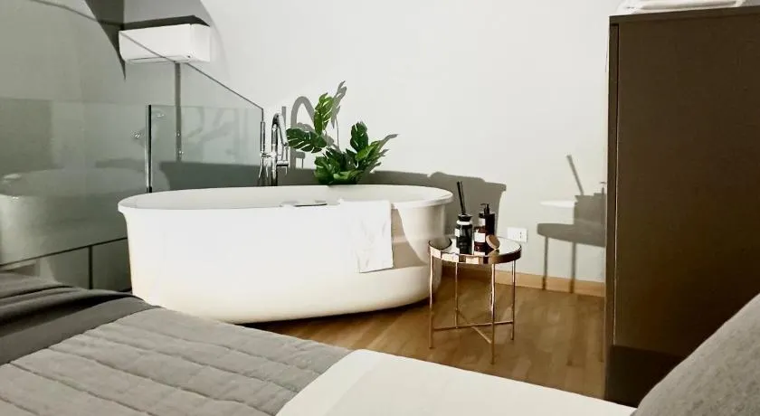 Jacuzzi Luxury Apartment in the Town Centre - Image 1