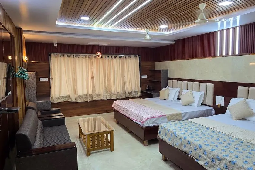 Hotel Akshay International - Image 1