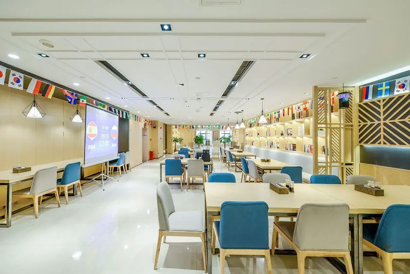 Saint Hotel - Image 1