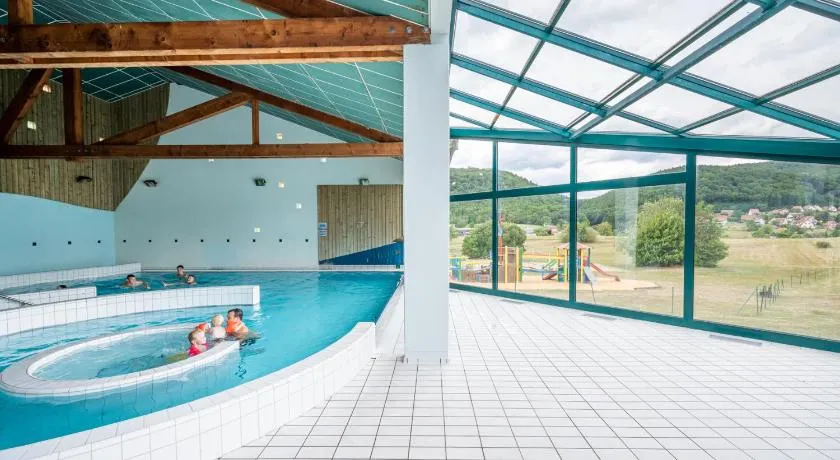 Chalet avec jacuzzi, terrasse et sauna - Image 1