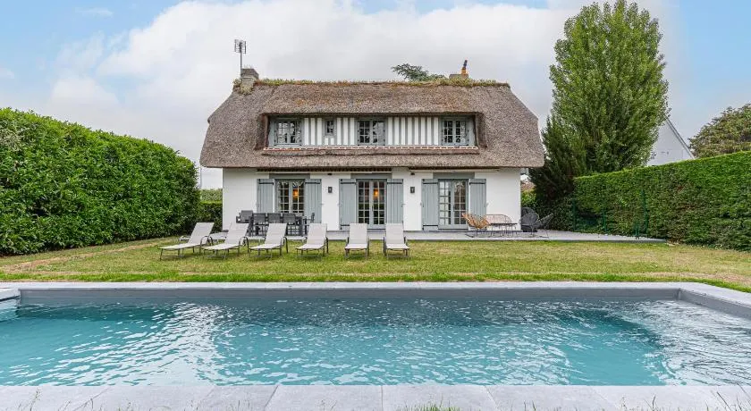 Luxueuse Chaumière 4 Chambres avec Piscine - Image 1