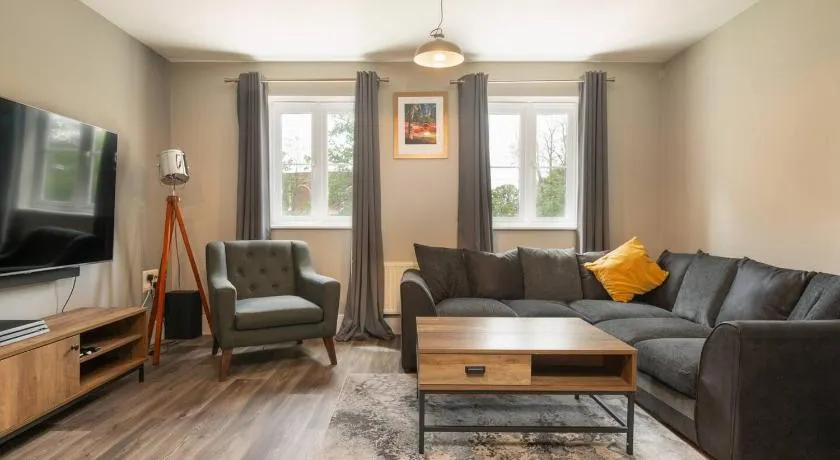 Modern, Well Presented 2-Bedroom Apartment, With Parking, Opposite Nirvana Spa - Pass the Keys - Image 1