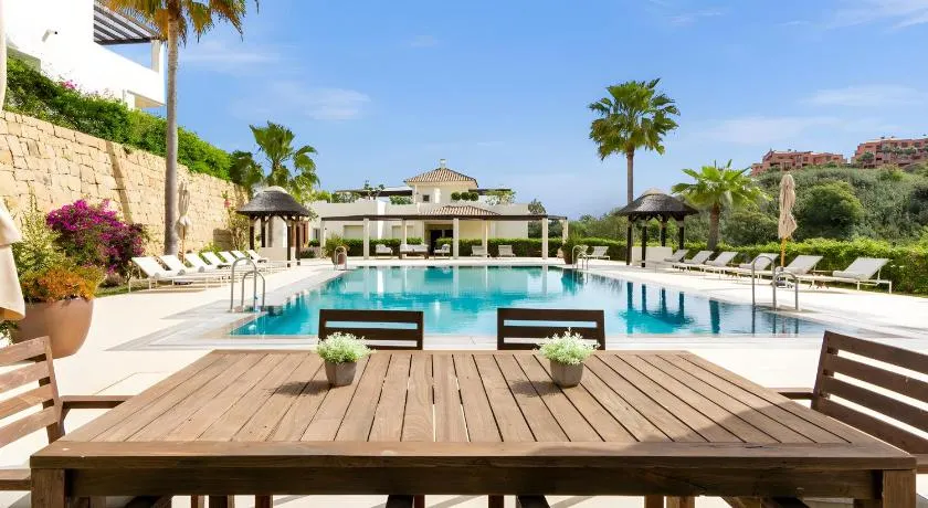Luxury & Sunny Apartment with Breathtaking View in Marbella East - Image 1