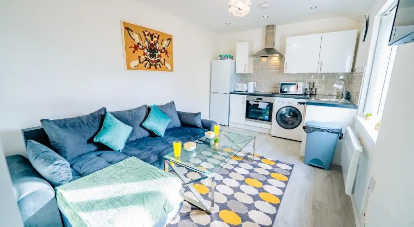 Trendy New Cosy 1BR Near Lively City Road Strip - Image 1