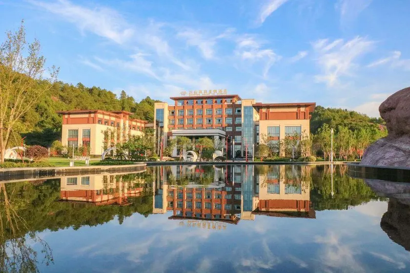 Huichang Hanxian Hot Spring Resort Hotel - Image 1