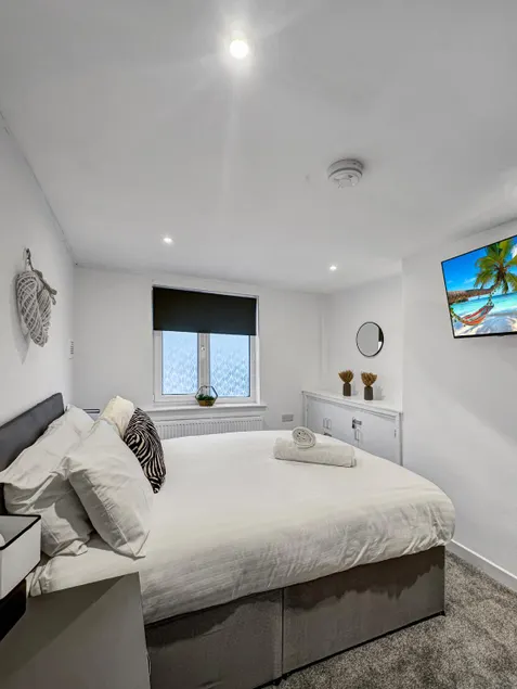 Sleeps 8, 4 bed 2 bathroom house with parking Balderton - Image 1