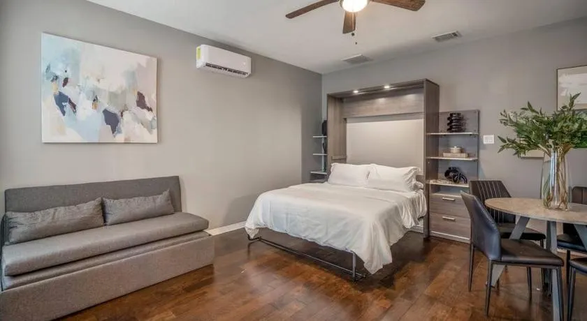 Palmer Hotel Suite Retreat in the Heart of Houston - Image 1