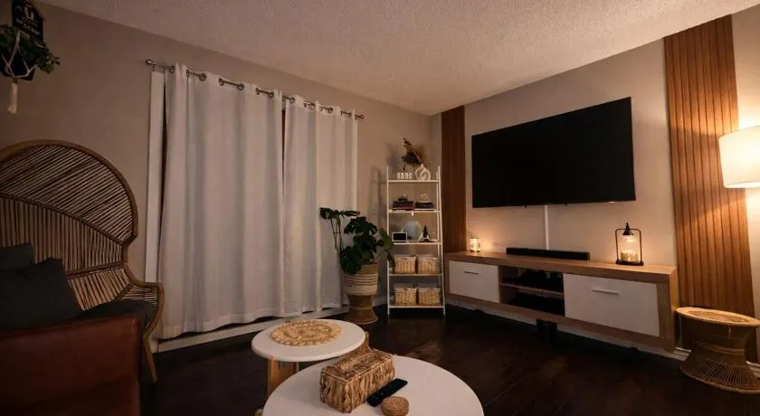 Modern Cozy Townhouse Near Everything - Image 1