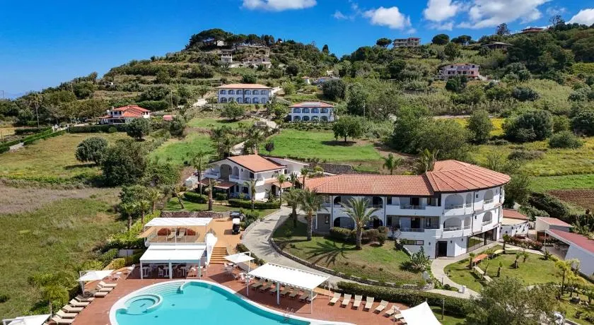 LUZIA AGRIRESORT - Piscina Panoramica e vista Mare a Capo Vaticano - Image 1