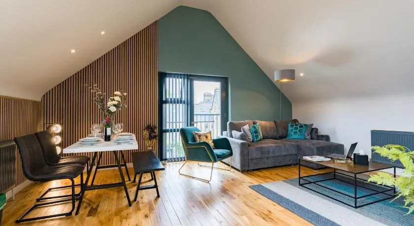 Oakfield Premier Apartments-High Speed WiFi-Smart SelfCheckIn-Central Cardiff Gem - Image 1