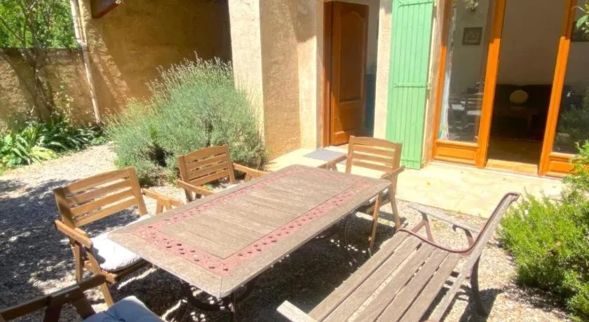 Maison provençale au milieu des champs - Image 1
