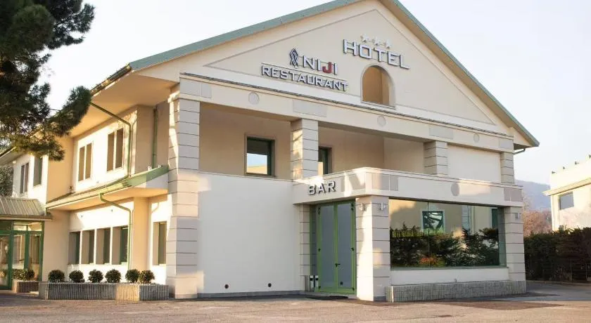 Niji Hotel&Restaurant - Image 1