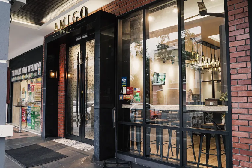 Amigo Hotel - Image 1