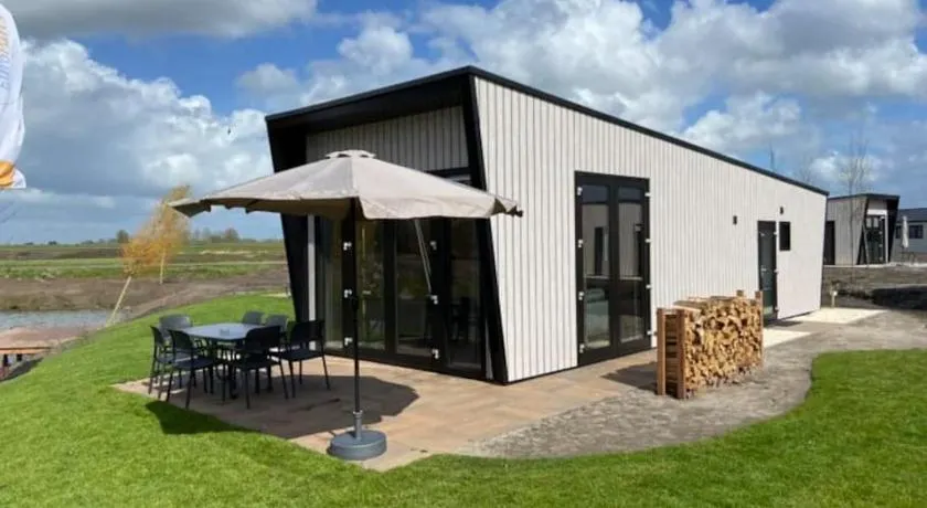 Tiny vakantiehuis aan het water met eigen steiger en airco - Image 1