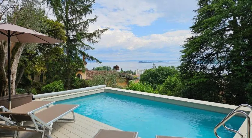 Grande Villa com esplêndida vista para o lago, parque privado, AC, perto da praia e todos os serviços - Image 1