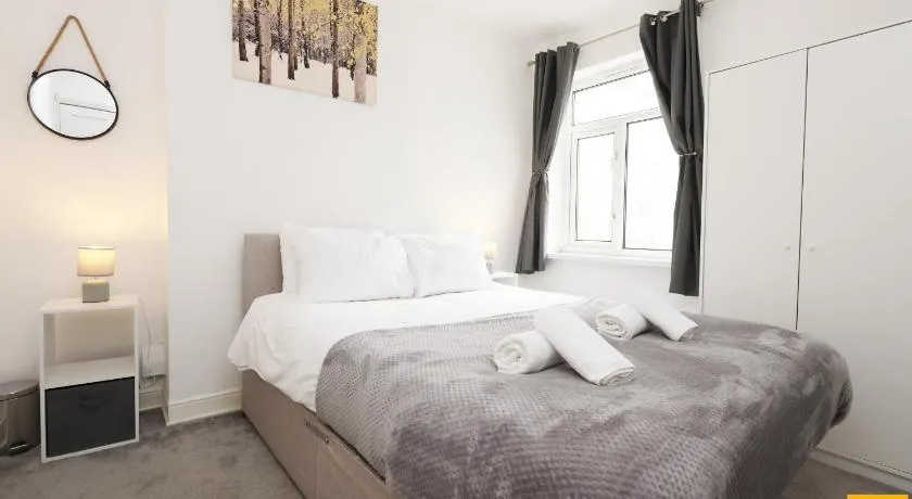 Spacious 3-Bed Contractor Base Sleeps 6 Free Parking Cardiff City - Image 1