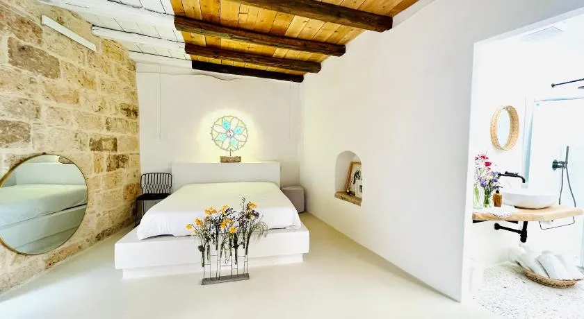 Hydria Guest House Art Gallery Dimora d artista con terrazza e vasca idromassaggio nel cuore del borgo antico Artists Home with terrace and jacuzzi in the heart of the old town - Image 1