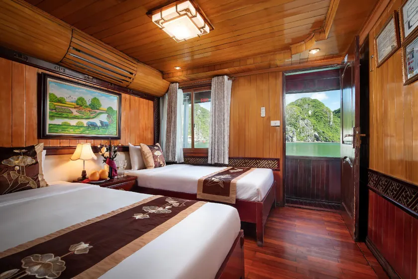 Cozy Bay Cruise - Image 1