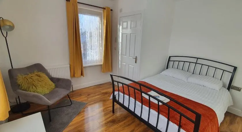 Harbour House - Entire Detached 4-BDR & 4-Beds Home, Ensuite and Bath - Serving Contractors, Tourists, Santa Pod, and Silverstone - Sleep 7 - Smart TV - Self Catering - Hi-Speed WiFi - Ample Free On-Street Parking - Image 1
