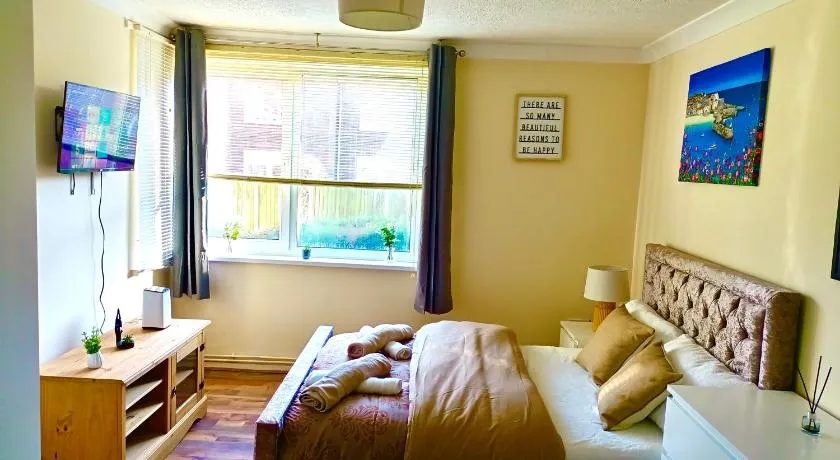 Heart of Telford Stylish 2-Bedroom - Image 1