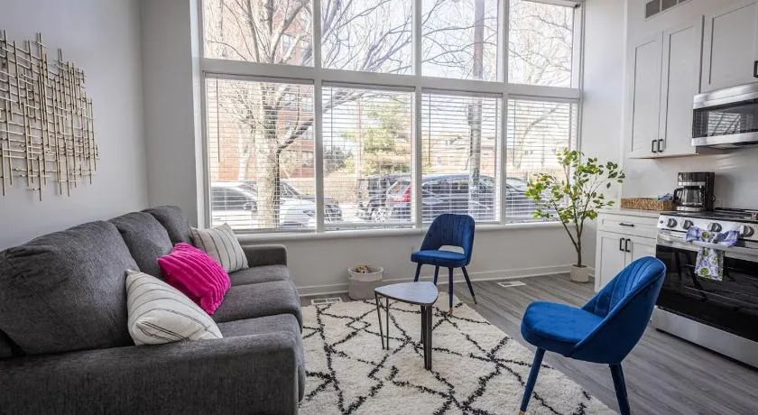Cozy 2BR in Prime Strip District - Image 1