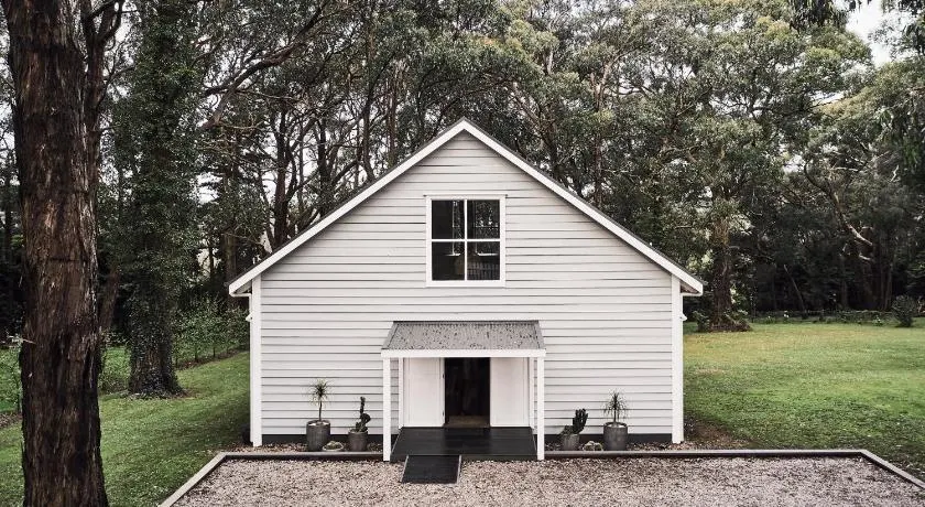 Die Red Hill Barn ist eine Boutique-Unterkunft inmitten von Gummibäumen. - Image 1