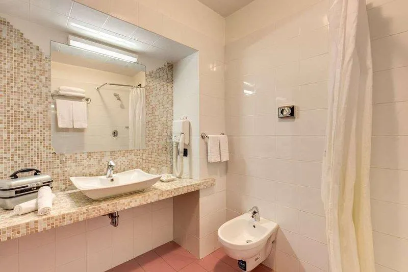 Hotel Versailles - Image 1