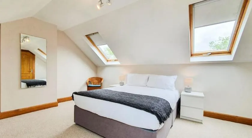 Parkgate Apartment - Near M90, Amazon, Edinburgh - Image 1