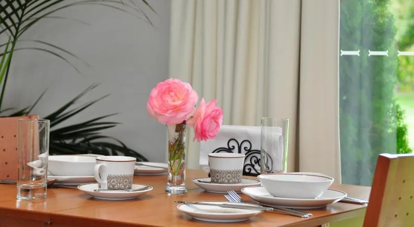 Clifton Gardens Bed & Breakfast - Orange - Image 1