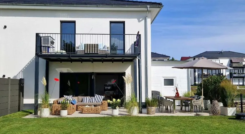 8 Personen Ferienhaus ,,Seegelblick" am Goitzschesee, erste Reihe am Strand mit Sauna, Whirlpool, Kamin, Wallbox & SUP - Image 1