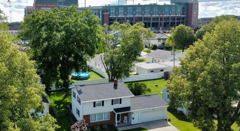 Curly's Quarters (4 Bedroom Home) w/ Lambeau view - Image 1