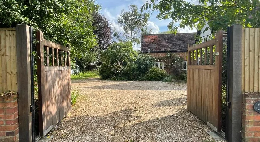 Cottage 7 mins from Henley with gated parking - Image 1