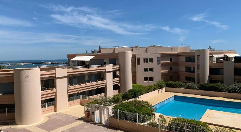 Résidence avec piscine et box, vue sur mer - Image 1