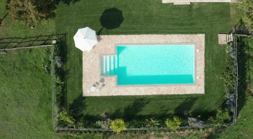 Rural und Design ein ruhiges Häuschen in einer grünen Gegend mit einem Gemeinschaftspool - Image 1