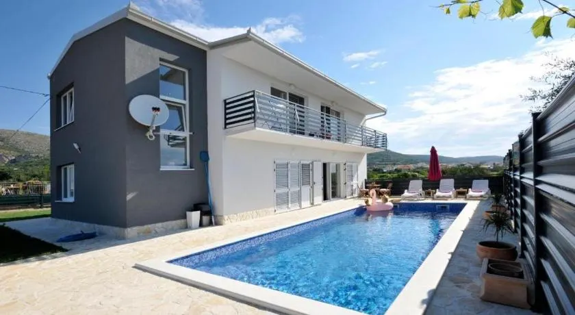 Villa Carolina - Image 1