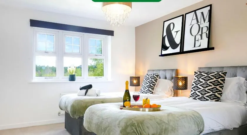 Detached 5-Bedroom House with Driveway Parking, Super-Fast Wifi and Smart TV with Netflix by Yoko Property - Image 1