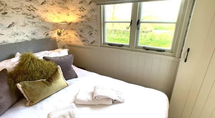 Stunning Shepherds Hut with Superb Views & Fire Pit near a Superb Gastro Pub - Image 1