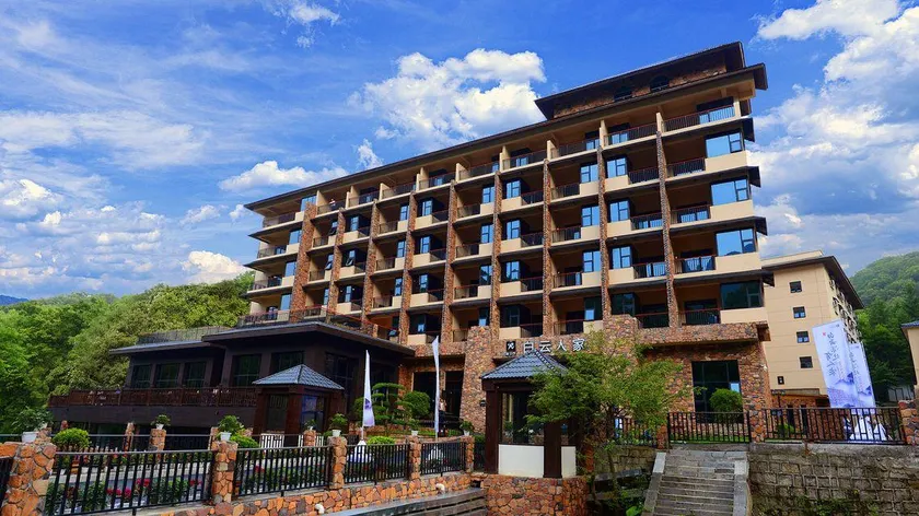 Baiyun Renjia Holiday Hotel - Image 1