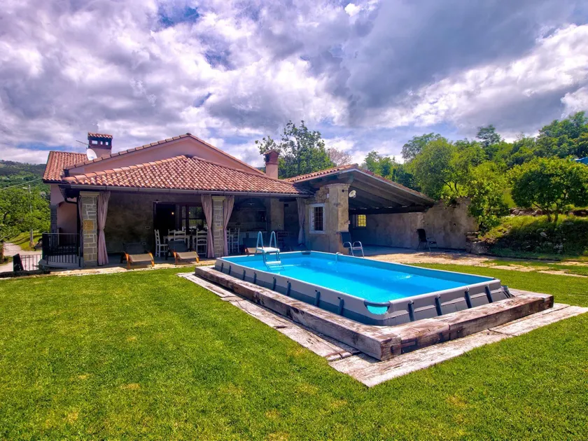 Large Apartment in Hrastovlje with Private Swimming Pool - Image 1