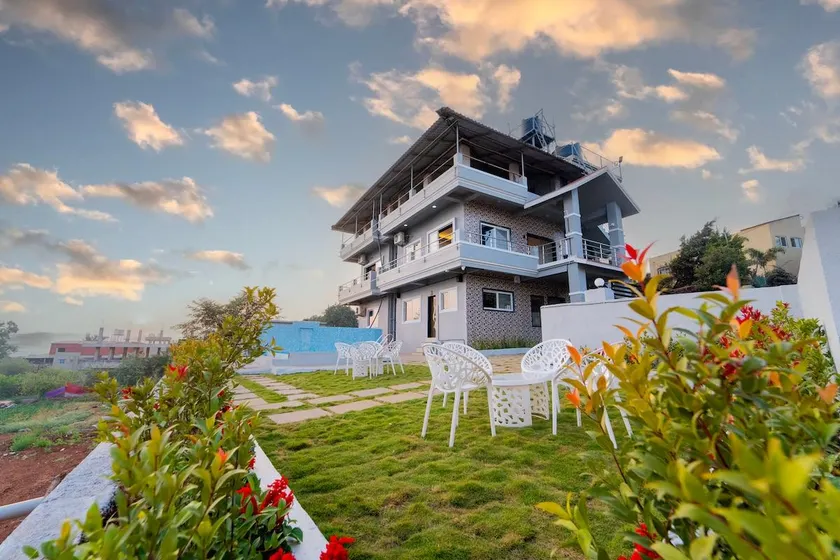 Momentous Villa & Rooms - Image 1